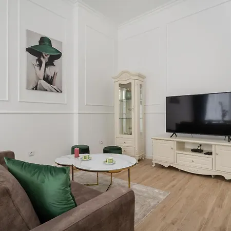 Jednosci Narodowej Stylowy By Renters Apartment *