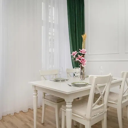 Apartment Jednosci Narodowej Stylowy By Renters *